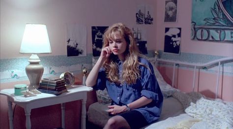 Adrienne Shelly, Hal Hartley, Japanese Interiors, Hair Inspo, Cool Girl, Discover Yourself, Express Yourself, A Place, Mirror Selfie