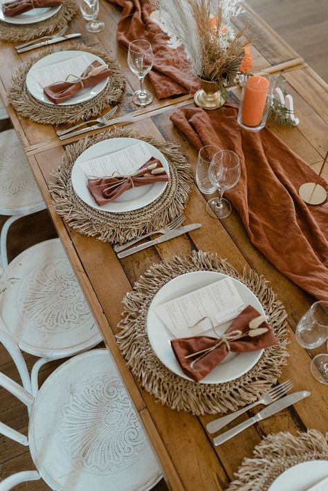 Wedding Styling Ideas, Fall Wedding Decor, Tafel Decor, Fall Table Runners, Chic Table, Wedding Plates, Wedding Place Settings, White Plate, Table Set Up