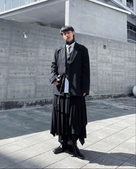 Men Skirt Street Style, Japanese Goth Fashion Men, Men’s Goth Outfits, Long Skirt Outfits Men, Japanese Androgynous Fashion, Masc Skirt Outfit, Genderless Fashion Japan, Men Skirt Outfits, Japanese Street Fashion Grunge