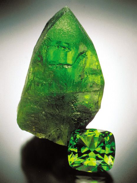 Peridot - August's birthstone. Both the 64.57-carat cut peridot and the 7.9-cm tall crystal are from Sappat, Kohistan, Pakistan. Minerals Crystals Rocks, Beautiful Rocks, Green Gems, Peridot Gemstone, Mineral Stone, Green Diamond, Minerals And Gemstones, Rocks And Gems, Van Cleef Arpels