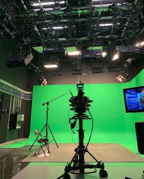 lucy crozier on Instagram: "STUDIO PRACTISE 📹🎞 some clips of my experience and getting to grips with all live studio floor roles, in front and behind camera. roles engaged in; floor manager, camera and autocue operator, timing and recordings in gallery, working on graphics as well as live presenting news to camera individually and co-hosting a show Location: University of Salford, Media City Campus @mediacityuk Date: February-May 2021 #studentpresenter #presenting #presentingskills #floor Salford University, Camera Operator, Studio Floor, Uni Life, Salford, 2024 Vision, Vision Board, University, Gym