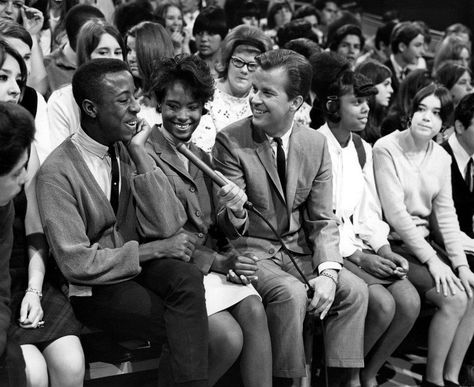 American Bandstand! What can I say. 1960's kids here. Black Music Artists, American Bandstand, Classic Rock And Roll, Wonder Years, Little Shop Of Horrors, List Of Artists, Black Music, Music Performance, Hollywood Celebrities