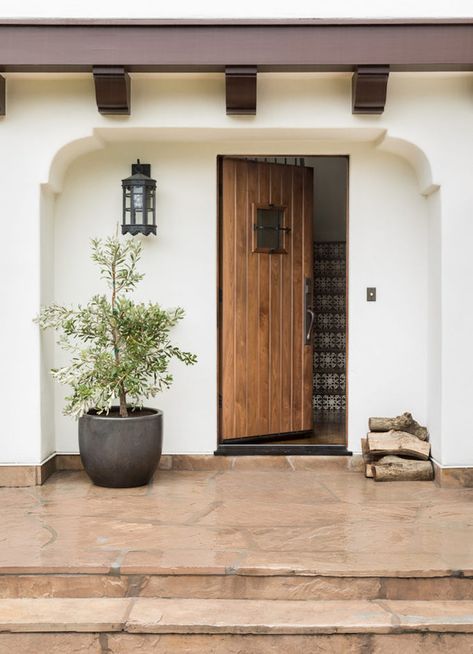 Style Toscan, Spanish Bungalow, Spanish Modern, Outdoor Entrance, Arizona House, Mediterranean Style Home, Modern Mediterranean, Mediterranean Style Homes, Mediterranean Home Decor