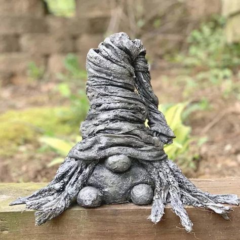 Cute garden ornament decoration for your front lawn or backyard. Learn how to make a concrete gnome garden on a budget. Garden Gnome Painting, Gnome Step By Step, Gnome Painting, Concrete Garden Ornaments, Garden Decoration Ideas, Concrete Diy Projects, Garden Decor Ideas, Diy Concrete, Lawn Ornaments