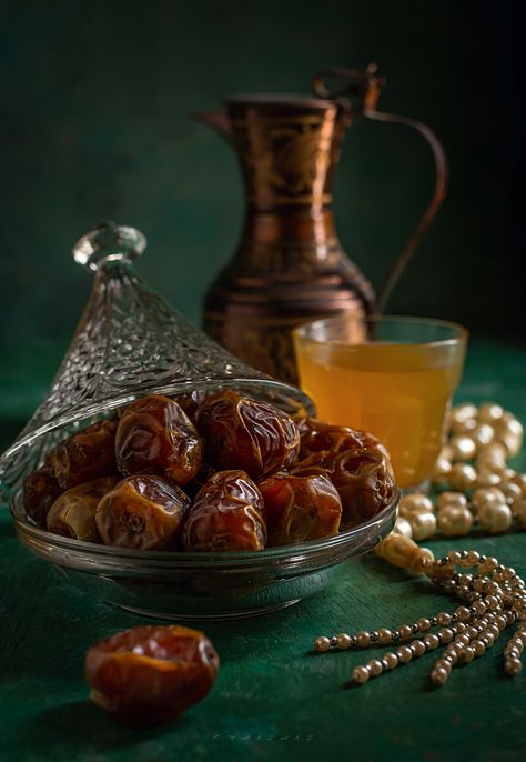 Plant Based Diet Benefits, Kurma Ajwa, Ajwa Dates, Phoenix Dactylifera, Ramadan Dates, Dates Benefits, Ramadan Photos, Ramadan Cards, Arabian Food