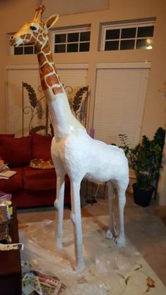 Paper Mache Giraffe, Paper Mache Recipe, Newspaper Paper, Paper Mache Projects, Paper Mache Animals, Paper Mache Clay, Round Balloons, Paper Mache Sculpture, Paper Mache Art