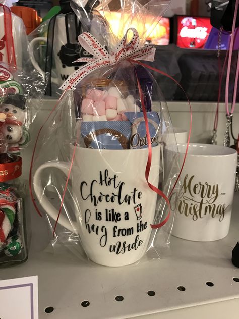 Mug With Hot Chocolate Gift, Cup Presents Gift Ideas, Christmas Coffee Cup Gift Ideas, Hot Chocolate Mugs Vinyl, Gift Mugs Ideas Filled, Christmas Cups Gifts Ideas, Christmas Gift Mugs Filled, Coffee Mug Gift Ideas Filled Diy, Christmas Cup Gift Ideas