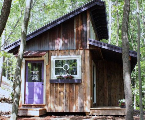 Neat cabin Tiny House Blog, Tiny House Builders, Tiny Cabins, Country Homes, Tiny House Decor, Tiny House Movement, Small Buildings, Tiny House Cabin, Small Cabin