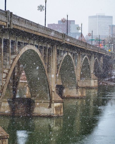 January can be chilly, but it sure is beautiful to watch the snowflakes sprinkle down around us. ❄️😍  📍 Saskatoon 📷 IG | tanneryxe Saskatoon Aesthetic, Canada Aesthetic, Saskatoon Saskatchewan, Winter Moodboard, Canada Holiday, Canada Map, Saskatchewan Canada, Grade 9, Isaac Newton