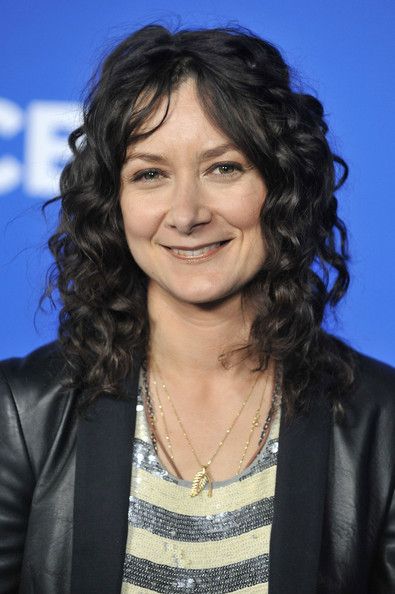 Sarah Gilbert. Big Bang Theory :) Darlene Conner, Sarah Gilbert, Joanna Pettet, Chuck Lorre, Sara Gilbert, Funny Shows, Curly Girl, Famous Faces, Big Bang Theory