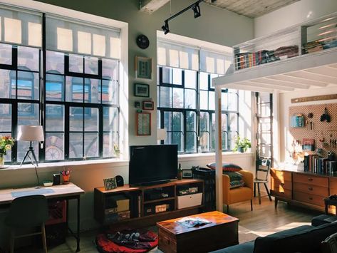 Boston Studio Apartment, New Yorker Loft, Loft Bedroom, Apartment Diy, Dekorasi Kamar Tidur, Bedroom Studio, Diy Bedroom, Studio Apartments, Loft Design