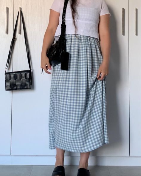 Blue Gingham Skirt, Gingham Skirt Outfit, Gingham Dress Outfit, Bag And Shoes, Blue Gingham Dress, Gingham Skirt, Maxi Skirt Outfits, Europe Winter, Skirt Outfit