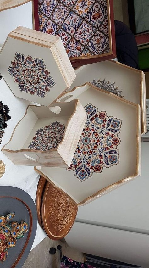 فن الرسم بالمسامير, Decoupage Decor, Decoupage Wood, Decoupage Tray, Pottery Platter, Painted Trays, Decoupage Diy, Diy Tray, Diy Crafts For Adults