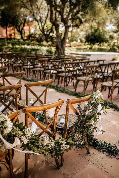 A Julita LDN Bride Petalled Dress for a Natural & Organic Wedding in a Spanish Villa With Neo-Romantic Vibes 22 Spanish Style Courtyard Wedding, Spanish Revival Wedding, Spanish Garden Wedding, Villa Wedding Decor, European Wedding Decor, Spanish Wedding Decor, Menorca Wedding, Spanish Villa Wedding, Organic Wedding Decor