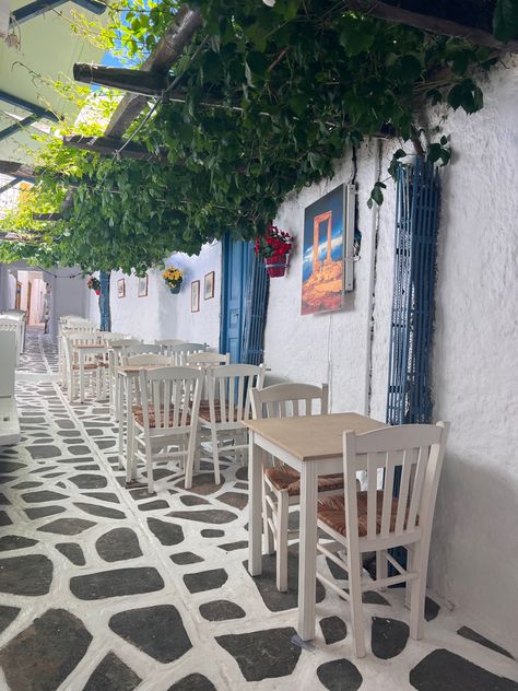 Greek Cafe Design, Greek Restaurant Interior Design, Greek Restaurant Aesthetic, Greek Restaurant Interior, Greece Cafe, Santorini Restaurants, Cafe Bench, Greek Cafe, Dream Restaurant