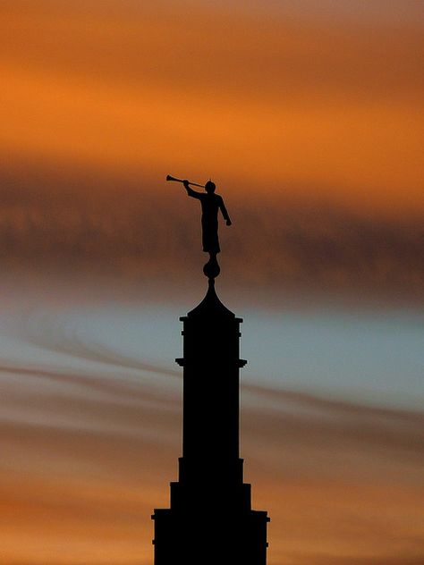 Statue of the Angel Moroni Angel Moroni Art, Lds Aesthetic, Temples Lds, Temple Wedding Photos, Mormon History, Angel Moroni, Lds Temple Pictures, Mormon Art, Macbook Air Wallpaper