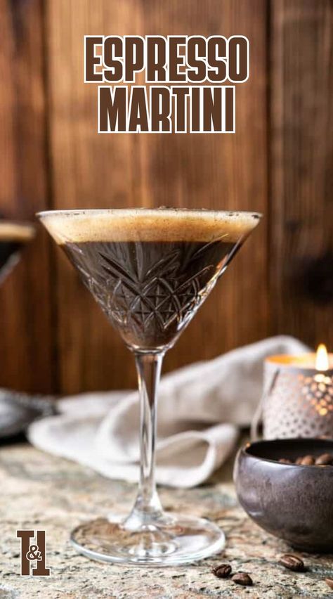 Fuel your holiday festivities with a delicious Espresso Martini! This rich, coffee-infused cocktail is the perfect pick-me-up for your Christmas party drinks. A must-try from your Christmas cocktails recipes, it combines the best of coffee and alcohol for the ultimate festive sip. Coffee And Alcohol, Christmas Party Drinks, Espresso Martini Recipe, Coffee With Alcohol, Cozy Drinks, Cocktails Recipes, Easy Cocktails, Vodka Cocktails, Christmas Cocktails