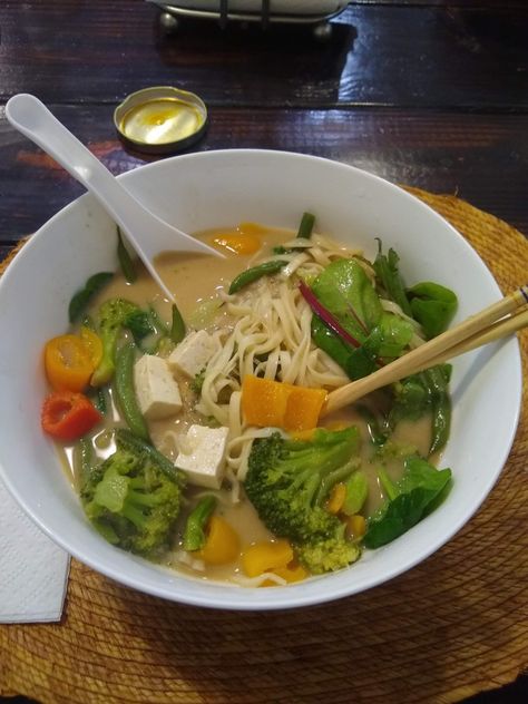 Noodle Soup Asian, Aesthetic Soup, Vegetarian Aesthetic, Soup Asian, Healthy Lifestyle Food, Noodle Soup, Healthy Meal Prep, Food Obsession, Cafe Food