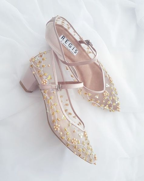 Kasut Pengantin Perempuan, Elsa Shoes, Stylish Sandals, Footwear Collection, Boot Pumps, Shoes Heels Pumps, Beaded Bags, Beautiful Shoes, Bridal Shoes