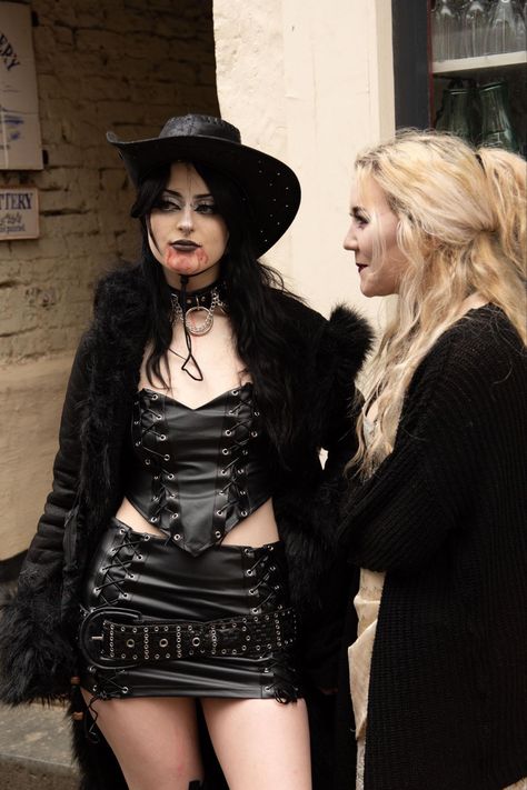 Gothic Cowgirl Costume, Y'alternative Aesthetic, Goth Cowgirl Costume, Gothic Country Aesthetic Outfits, Goth Rodeo Outfit, Western Goth Outfit, Cowgirl Goth Aesthetic, Alt Cowgirl Aesthetic, Emo Cowboy Outfit