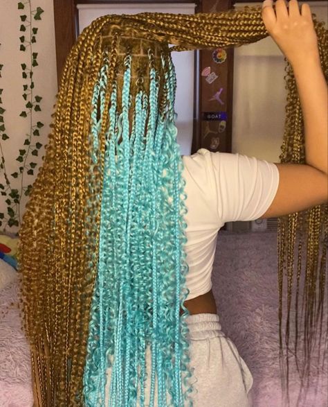 Graduation Cap Hairstyles, Peekaboo Braids, Cap Hairstyles, Peekaboo Hair Colors, Cute Box Braids, Twisted Hair, Peekaboo Hair, Big Box Braids Hairstyles, Colored Braids