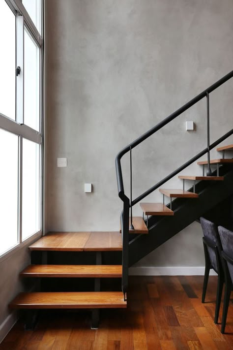 Industrial Style Staircase, Modern Stairs Design, Staircase In Living Room, Small Space Staircase, Apartment Stairs, Living Room Stairs, Home Stairs, Staircase Styles, درج السلم