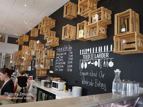 Locales decorados con cajas de madera, un toque diferente y original. Herbalife Club, Kaffe Bar, Cafe Industrial, Bar Deco, Decoration Restaurant, Coffee Shops Interior, 카페 인테리어 디자인, Modern Restaurant, Coffee Shop Design