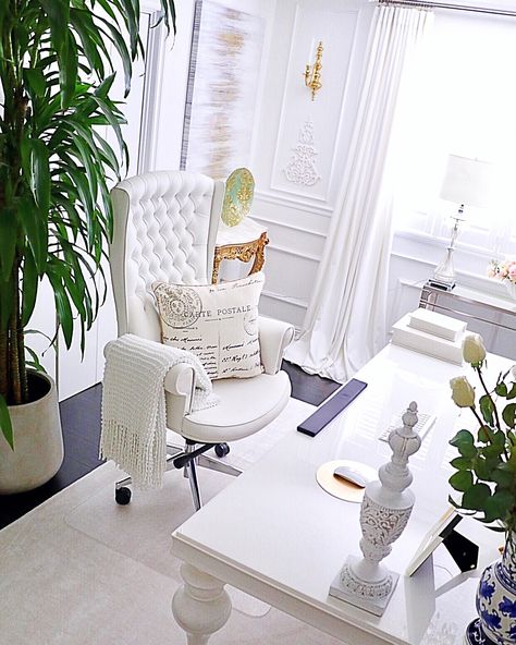 French Office Decor, Glam Office Space, Small Office Decorating Ideas, Film Lifestyle, Office Decor Inspiration, Glam Office Decor, Feminine Office Decor, French Office, White Office Decor