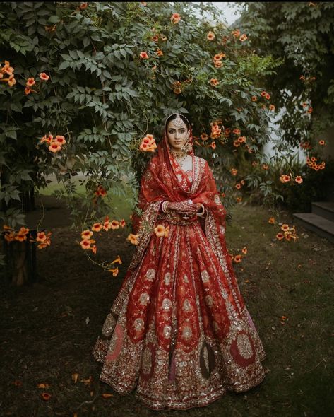 Indian Lehenga Photoshoot, Mehendi Bride Photoshoot, Vogue Indian Wedding, Bride Outdoor Poses, Editorial Indian Wedding Photography, Pakistani Wedding Poses, Bride Solo Poses Indian Wedding, Bride Photoshoot Indian, Bridal Portraits Indian