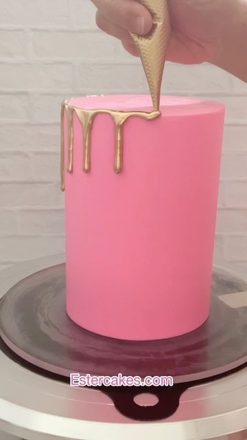 Ester Holt on Instagram: "Playing around to improve my gold drip recipe and I think I like this one better 😍😍😍.
Why? Because the drips, looks like real ganache drip, not flat. Let me know what you think 🤔 

I m using my zombie cake so for the gold I use gold highlighter, when you do on the real cake, you might have to use edible gold dust but off course it won’t be as shiny as this one. Or you can offer the option to your customers.

I m using water 💧 ganache recipe from @treatsbytay 

Ganache recipe :
65 gr white candy melt
1 Tbsp water.
Microwave for 30 seconds, mix well.
Let it sit a little bit so the ganache won’t be too runny.

Gold mixture recipe :
1/2 tsp gold highlighter/luster dust
1 tsp melted coconut oil not hot
Mix well, if the mixture too runny, wait a little bit to cool Gold Drip Recipe, Edible Gold Dust, Mixture Recipe, Ganache Drip, Candy Melt, Zombie Cake, Gold Highlighter, Gold Drip, Ganache Recipe