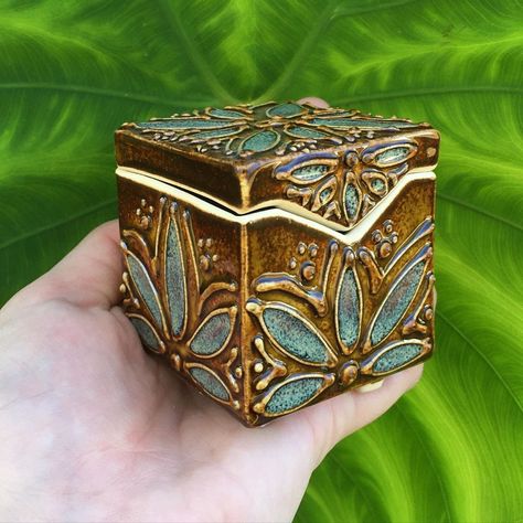 Ashley - Slip Trailed Ceramics on Instagram: “I am trying to think of a way to make a 7 day pill box. This little box (on my Etsy) was made with the extruder. That may be the way to go…” Lidded Slab Box Ideas, Ceramic Puzzle Box Design, Reliquary Box Ideas Ceramics, Ceramic Art Box, Clay Box Designs, Ceramic Jewelry Box Ideas, Slab Box Ceramics Ideas, Slab Box Ideas, Slab Box Ceramics