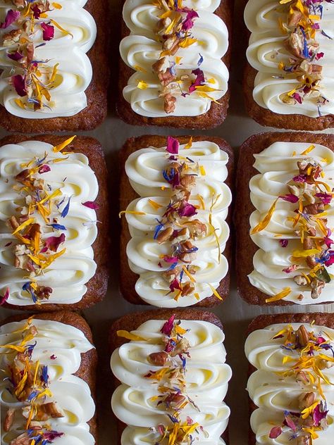 Carrot Cakes with Ginger and Walnuts Carrot Cake Walnut, Mini Loaf Carrot Cake, Mini Carrot Loaf Cakes, Carrot Cake Mini Cakes, Carrot Cake Mini Loaves, Best Carrot Cupcake Recipe, Carrot Cake Desserts, Christmas Carrot Cake, Carrot Cake Mini