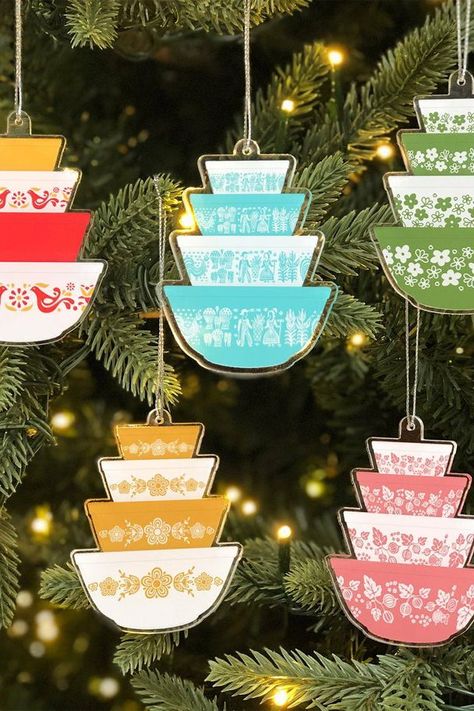 At Twinkltoast’s Etsy shop, you’ll find Christmas tree decor featuring some of Pyrex’s most popular patterns, including Butterprint, Butterfly Gold, Friendship, Gooseberry, and Spring Blossom, as well as a whole host of other Pyrex-themed goodies. We’re talking vintage Pyrex stickers, magnets, keychains, and must-have prints. Be still our hearts! #ornaments #vintage #christmas #uniquegifts #southernliving Pyrex Christmas Ornaments, Pyrex Ornaments, Christmas Pyrex, Gooseberry Pyrex, Stock Patterns, Vintage Pyrex Patterns, Living Apartment, Ornament Painting, Pyrex Patterns