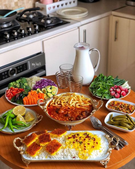 Persian Food Iranian Cuisine, Food Calorie Chart, Afghan Food Recipes, Iran Food, Iranian Cuisine, Iranian Food, Amazing Food Decoration, Catering Ideas Food, Delicacy Food