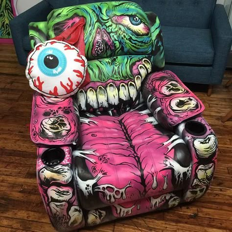 Eric Weiss on Twitter: "From @MishkaNYC - AWESOME, hand-painted La-Z-Boy by @LamourSupreme. I need one! #horror #zombies   Image credit - twitter.com/zombieriot Horror Living Room, Lazy Boy, Horror Decor, Goth Home Decor, Goth Home, Shabby Chic Pink, Funky Furniture, Gothic Home, Bag Chair