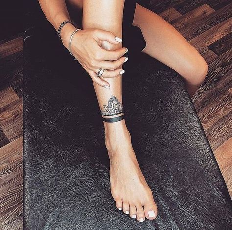 100 Ankle Tattoo Ideas for Men and Women - The Body is a Canvas #ankletattoos #tattooideas Mandela Tattoo, Ankle Tattoo Designs, Ankle Tattoos For Women, Anklet Tattoos, Tattoo Henna, How To Sleep, Inspiration Tattoos, Cat Tattoos, Tiny Tattoo