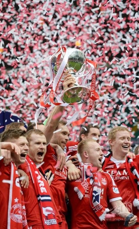 Lifting the cup Aberdeen Beach, Aberdeen Football, Manchester United Fa Cup, Cardiff City Fc, Leeds United Fc, Aberdeen, Football Soccer, Band Posters, Best Memories