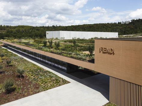 The Milan-based studio has collaborated with the Fendi Maison to design an architecture that disappears into the landscape, placing itself in open dialogue with the surrounding nature. A raised garden is conceived to mend a long-standing rift in the terrain and recreate the hillside of the site in which it is located. This is what the new Fendi production building in Bagno a Ripoli (FI) looks like, whose design concept was conceived and developed by the Milan-based Piuarch studio and subsequentl Extensive Green Roof, Es Devlin, Green Factory, Norway Design, Tuscan Landscape, Innovation Center, Tuscan Landscaping, Vertical Farming, Architecture Landmark