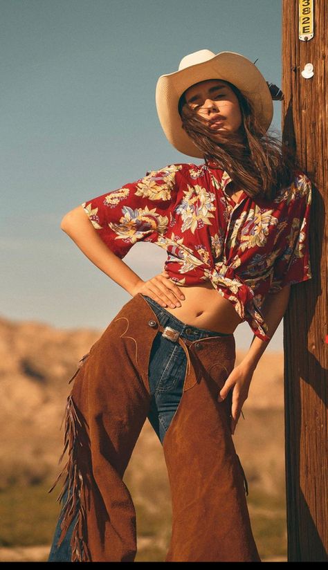 Cowboy Photoshoot Ideas, Cowgirl Pose Reference, Cowgirl Poses Photo Shoots, Vintage Cowgirl Aesthetic, Western Fashion Editorial, Cowgirl Poses, Ranch Photoshoot, Cowboy Poses, Cowboy Photoshoot