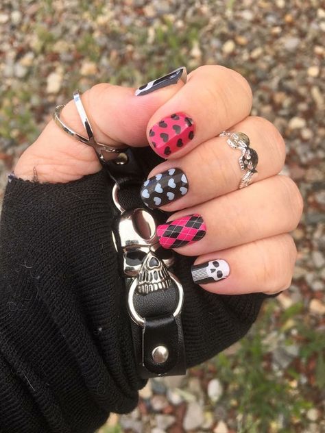 Jamberry. Mixed mani. Punk. Argyle pink. Pop hearts. Black and white Hearts Black And White, Nails Heart, Mixed Mani, G Nails, Punk Nails, Punk Pins, Soft Nails, Heart Nails, Nail Art Inspiration