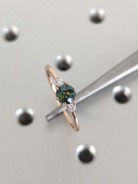 Gold Band Green Stone Engagement Ring, Green Promise Rings For Her, Gold Engagement Ring Green Stone, Dainty Sapphire Ring, Dainty Engagement Ring Silver, Simple Emerald Engagement Ring, Pretty Promise Rings, Dainty Engagement Ring Gold, Green Promise Ring