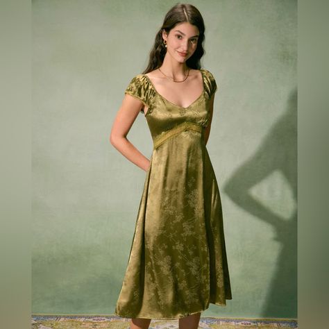 Details: - Fabric Stretch: No Stretch - Waist: High Waisted - Silhouette: A-Line - Fabric: Polyester 97.0%, Spandex 3.0% - Lining: Polyester 100.0% - Material: Satin Description: Crafted From Luxurious Satin Jacquard Fabric, This Satin Dress Exudes Opulence And Elegance. The Rich Green Hue Adds A Touch Of Vibrancy, While The Subtle Jacquard Pattern Enhances Its Allure. Designed With A Flattering Midi Length Silhouette And Side Split Detail, This Dress Effortlessly Combines Grace With A Hint Of A Wishlist 2024, Athleisure Tops, Rich Green, Jacquard Pattern, Mom Dress, Green Midi Dress, Green Satin, Satin Dress, Jacquard Fabric