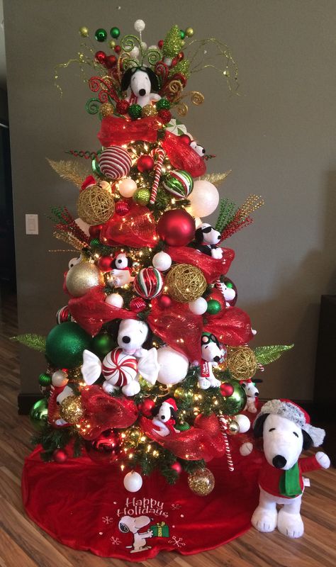 Snoopy Tree Christmas, Snoopy Christmas Tree Decorations, Peanuts Christmas Tree Ideas, Charlie Brown Themed Christmas Tree, Snoopy Christmas Tree Ideas, Themed Christmas Tree Ideas For Kids, Snoopy Xmas, Snoopy Christmas Decorations, Disney Christmas Tree Decorations