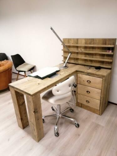 Nail Desk Ideas, Nail Room Ideas Home, Wooden Pallet Crafts, Tech Room, Nail Salon Interior Design, Beauty Room Salon, Nail Salon Interior, Home Beauty Salon, Nail Desk