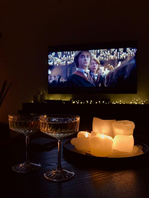 #harrypotter #netflixandchill #netflix #stayinghome #home #cozy #visionboard #aesthetic Cozy Watching Tv Aesthetic, Cozy Tv Aesthetic, Watching A Movie Aesthetic Tv, Netflix Date Night Aesthetic, Cozy Shows To Watch, Cozy Evening At Home, Tv Night Aesthetic, Watching Tv Aesthetic Night, Girl Watching Netflix Aesthetic