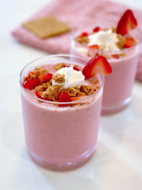 Ww Drinks, Strawberry Shortcake Smoothie, Cinnamon Graham Crackers, Joy Bauer Recipes, Pudding Banana, Healthy Summer Treats, Cannoli Dip, Energizing Breakfast, Healthy Beverages