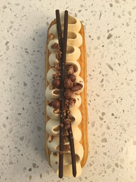 Salted Caramel Eclairs, Modern Eclair, Eclairs Decoration, Caramel Eclair, Caramel Eclairs, Waffles On A Stick, Korean Fast Food, Easy Eclairs, Plating Dessert