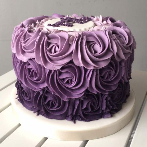 Purple Cake Ideas, Cakes Purple, Fancy Birthday Cakes, Birthday Cake Roses, Birthday Cake Tutorial, Cake Purple, Purple Cakes Birthday, Nursing Cake, Purple Cake