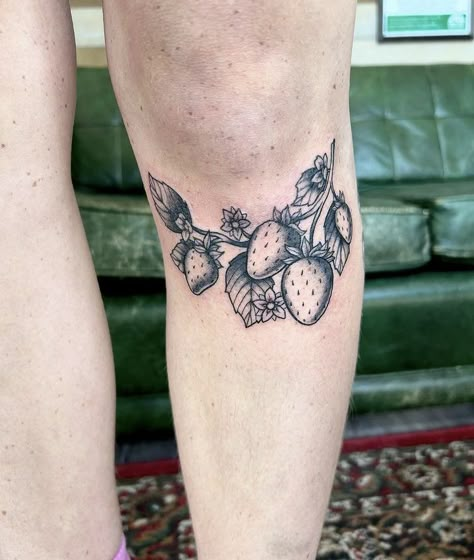 Strawberry Knee Tattoo, Tattoo Dream, Strawberry Vine, Tattoos 2023, Strawberry Tattoo, Love U Mom, Tattoo Aesthetic, Tattoos Women, Leg Tattoos Women