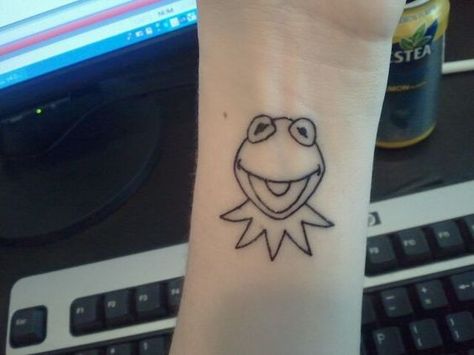 Kermit the frog, Frog tattoos and Kermit on Pinterest Muppet Tattoo Ideas, Muppet Tattoo, Muppets Tattoo, Rat Tattoo, Tattoos Photo, Learn To Tattoo, Hp Tattoo, Frog Tattoo, Frog Tattoos